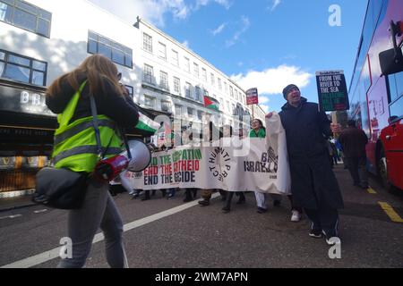 Centinaia di persone sono uscite a Bournemouth chiedendo un cessate il fuoco a Gaza, il 24 febbraio 2024. La gente ha partecipato a una serie di fine settimana in solidarietà con il popolo palestinese. Riunitosi al triangolo in città per ascoltare gli oratori, seguì una marcia attraverso la città. Questa manifestazione è stata organizzata dal Palestine Solidarity BCP. Foto Stock