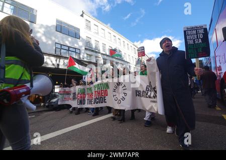 Centinaia di persone sono uscite a Bournemouth chiedendo un cessate il fuoco a Gaza, il 24 febbraio 2024. La gente ha partecipato a una serie di fine settimana in solidarietà con il popolo palestinese. Riunitosi al triangolo in città per ascoltare gli oratori, seguì una marcia attraverso la città. Questa manifestazione è stata organizzata dal Palestine Solidarity BCP. Foto Stock