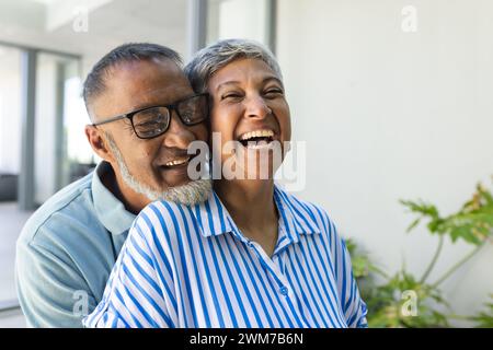 La coppia birazziale senior condivide un momento di gioia, con spazio di copia Foto Stock