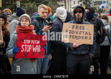 Tbilisi, Georgia. 24 febbraio 2024. I dissidenti russi tengono una protesta davanti all'ambasciata russa a Tbilisi, in Georgia, per celebrare il 2° anniversario dell'ulteriore invasione dell'Ucraina. Crediti: Diego Montoya/Alamy Live News Foto Stock