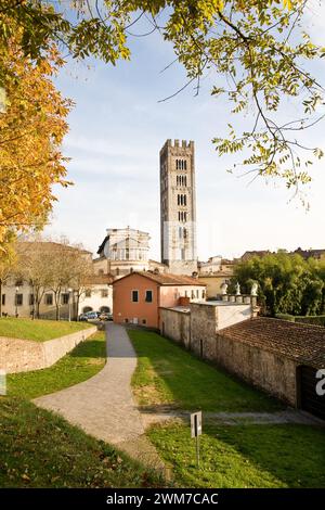 La parte posteriore della basilica di San Frediano nella città medievale di Lucca nel nord della Toscana in Italia Foto Stock