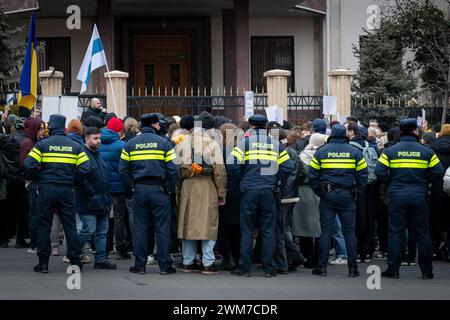 Tbilisi, Georgia. 24 febbraio 2024. I dissidenti russi tengono una protesta davanti all'ambasciata russa a Tbilisi, in Georgia, per celebrare il 2° anniversario dell'ulteriore invasione dell'Ucraina. Crediti: Diego Montoya/Alamy Live News Foto Stock