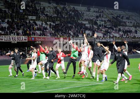 Salerno, Campania, Italia. 24 febbraio 2024. I giocatori di Monza festeggiano la fine della partita di calcio US Salernitana - AC Monza Stadio Arechi il 24 febbraio 2024 a Napoli, Italia. (Credit Image: © Ciro De Luca/ZUMA Press Wire) SOLO PER USO EDITORIALE! Non per USO commerciale! Foto Stock