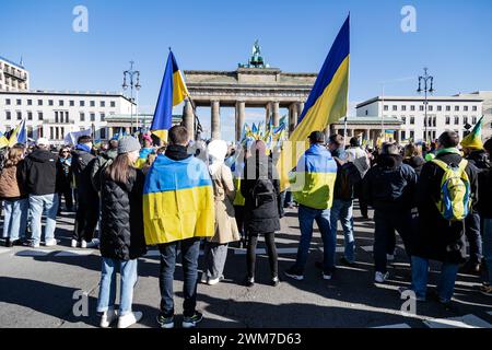 Berlino, Germania. 24 febbraio 2024. I manifestanti si riuniscono di fronte alla porta di Brandeburgo durante la manifestazione. Migliaia di manifestanti a sostegno dell'Ucraina si sono riuniti alla porta di Brandeburgo in occasione del due anni dell'invasione russa dell'Ucraina su vasta scala. Credito: SOPA Images Limited/Alamy Live News Foto Stock