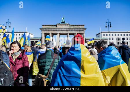 Berlino, Germania. 24 febbraio 2024. I manifestanti si riuniscono di fronte alla porta di Brandeburgo durante la manifestazione. Migliaia di manifestanti a sostegno dell'Ucraina si sono riuniti alla porta di Brandeburgo in occasione del due anni dell'invasione russa dell'Ucraina su vasta scala. Credito: SOPA Images Limited/Alamy Live News Foto Stock