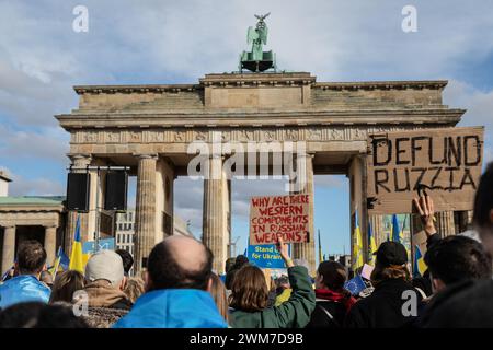 Berlino, Germania. 24 febbraio 2024. I manifestanti si riuniscono di fronte alla porta di Brandeburgo durante la manifestazione. Migliaia di manifestanti a sostegno dell'Ucraina si sono riuniti alla porta di Brandeburgo in occasione del due anni dell'invasione russa dell'Ucraina su vasta scala. Credito: SOPA Images Limited/Alamy Live News Foto Stock