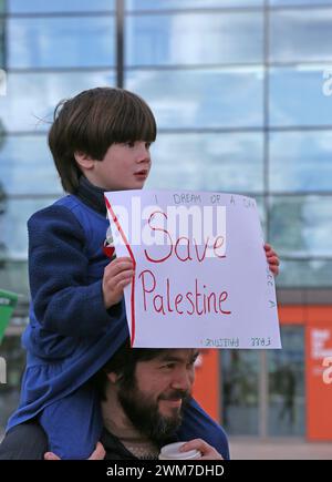 Salford, Regno Unito. 24 febbraio 2024. Centinaia di famiglie si riuniscono con i loro figli per protestare contro la BBC e la notizia "parziale" del bombardamento della Palestina. I manifestanti hanno chiesto una Palestina libera e il cessate il fuoco. I bambini hanno tenuto gli aquiloni in solidarietà con i bambini della striscia di Gaza che detengono il guiness book of record per il maggior numero di aquiloni volati contemporaneamente. I bambini hanno anche bambole bendate e fatto manifesti insieme lasciando una pila di scarpe per bambini per rappresentare i bambini uccisi a Gaza. Media City, Salford, Regno Unito. Crediti: Barbara Cook/Alamy Live News Foto Stock