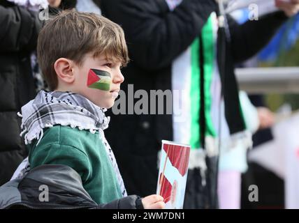 Salford, Regno Unito. 24 febbraio 2024. Centinaia di famiglie si riuniscono con i loro figli per protestare contro la BBC e la notizia "parziale" del bombardamento della Palestina. I manifestanti hanno chiesto una Palestina libera e il cessate il fuoco. I bambini hanno tenuto gli aquiloni in solidarietà con i bambini della striscia di Gaza che detengono il guiness book of record per il maggior numero di aquiloni volati contemporaneamente. I bambini hanno anche bambole bendate e fatto manifesti insieme lasciando una pila di scarpe per bambini per rappresentare i bambini uccisi a Gaza. Media City, Salford, Regno Unito. Crediti: Barbara Cook/Alamy Live News Foto Stock