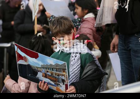 Salford, Regno Unito. 24 febbraio 2024. Centinaia di famiglie si riuniscono con i loro figli per protestare contro la BBC e la notizia "parziale" del bombardamento della Palestina. I manifestanti hanno chiesto una Palestina libera e il cessate il fuoco. I bambini hanno tenuto gli aquiloni in solidarietà con i bambini della striscia di Gaza che detengono il guiness book of record per il maggior numero di aquiloni volati contemporaneamente. I bambini hanno anche bambole bendate e fatto manifesti insieme lasciando una pila di scarpe per bambini per rappresentare i bambini uccisi a Gaza. Media City, Salford, Regno Unito. Crediti: Barbara Cook/Alamy Live News Foto Stock