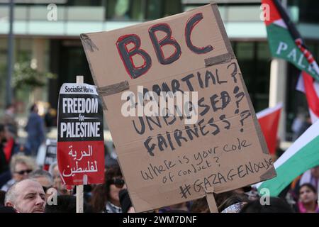Salford, Regno Unito. 24 febbraio 2024. Centinaia di famiglie si riuniscono con i loro figli per protestare contro la BBC e la notizia "parziale" del bombardamento della Palestina. I manifestanti hanno chiesto una Palestina libera e il cessate il fuoco. I bambini hanno tenuto gli aquiloni in solidarietà con i bambini della striscia di Gaza che detengono il guiness book of record per il maggior numero di aquiloni volati contemporaneamente. I bambini hanno anche bambole bendate e fatto manifesti insieme lasciando una pila di scarpe per bambini per rappresentare i bambini uccisi a Gaza. Media City, Salford, Regno Unito. Crediti: Barbara Cook/Alamy Live News Foto Stock