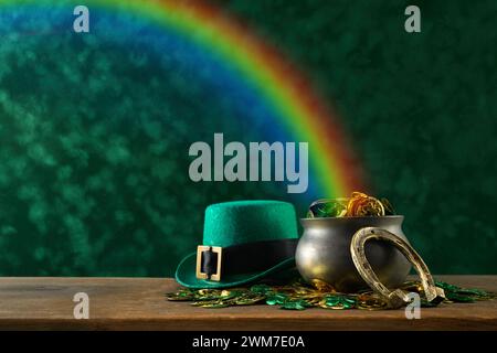 Storia del giorno di San Patrizio. Pentola nera piena di monete d'oro e cappello da leprechaun Foto Stock