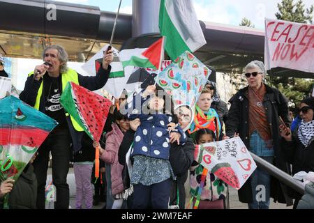 Salford, Regno Unito. 24 febbraio 2024. Centinaia di famiglie si riuniscono con i loro figli per protestare contro la BBC e la notizia "parziale" del bombardamento della Palestina. I manifestanti hanno chiesto una Palestina libera e il cessate il fuoco. I bambini hanno tenuto gli aquiloni in solidarietà con i bambini della striscia di Gaza che detengono il guiness book of record per il maggior numero di aquiloni volati contemporaneamente. I bambini hanno anche bambole bendate e fatto manifesti insieme lasciando una pila di scarpe per bambini per rappresentare i bambini uccisi a Gaza. Media City, Salford, Regno Unito. Crediti: Barbara Cook/Alamy Live News Foto Stock