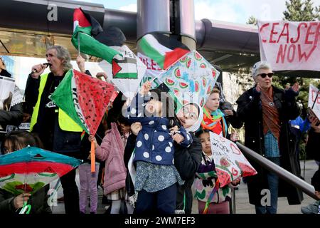 Salford, Regno Unito. 24 febbraio 2024. Centinaia di famiglie si riuniscono con i loro figli per protestare contro la BBC e la notizia "parziale" del bombardamento della Palestina. I manifestanti hanno chiesto una Palestina libera e il cessate il fuoco. I bambini hanno tenuto gli aquiloni in solidarietà con i bambini della striscia di Gaza che detengono il guiness book of record per il maggior numero di aquiloni volati contemporaneamente. I bambini hanno anche bambole bendate e fatto manifesti insieme lasciando una pila di scarpe per bambini per rappresentare i bambini uccisi a Gaza. Media City, Salford, Regno Unito. Crediti: Barbara Cook/Alamy Live News Foto Stock