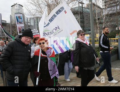 Salford, Regno Unito. 24 febbraio 2024. Centinaia di famiglie si riuniscono con i loro figli per protestare contro la BBC e la notizia "parziale" del bombardamento della Palestina. I manifestanti hanno chiesto una Palestina libera e il cessate il fuoco. I bambini hanno tenuto gli aquiloni in solidarietà con i bambini della striscia di Gaza che detengono il guiness book of record per il maggior numero di aquiloni volati contemporaneamente. I bambini hanno anche bambole bendate e fatto manifesti insieme lasciando una pila di scarpe per bambini per rappresentare i bambini uccisi a Gaza. Media City, Salford, Regno Unito. Crediti: Barbara Cook/Alamy Live News Foto Stock
