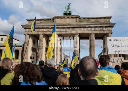 Berlino, Germania. 24 febbraio 2024. I manifestanti si riuniscono di fronte alla porta di Brandeburgo durante la manifestazione. Migliaia di manifestanti a sostegno dell'Ucraina si sono riuniti alla porta di Brandeburgo in occasione del due anni dell'invasione russa dell'Ucraina su vasta scala. (Foto di Nicholas Muller/SOPA Images/Sipa USA) credito: SIPA USA/Alamy Live News Foto Stock