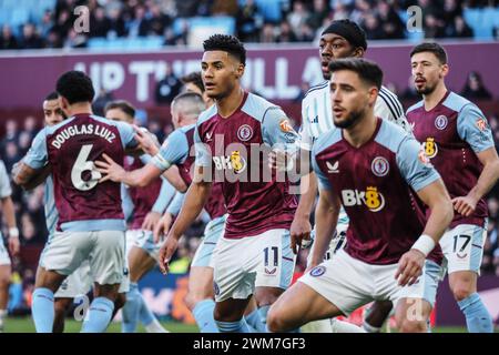 Birmingham, Regno Unito. 24 febbraio 2024. Birmingham, Inghilterra, 24 febbraio 2024: I giocatori aspettano un angolo durante la partita di calcio di Premier League tra Aston Villa e Nottingham Forest al Villa Park di Birmingham, Inghilterra (Natalie Mincher/SPP) credito: SPP Sport Press Photo. /Alamy Live News Foto Stock