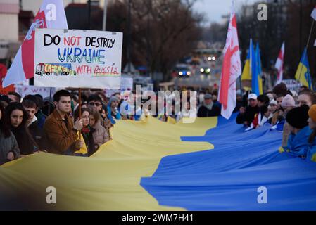 Gli ucraini protestano per il secondo anniversario dell'invasione russa. I manifestanti detengono un'enorme bandiera dell'Ucraina fuori dall'ambasciata russa a Varsavia, in Polonia, il 24 febbraio 2024. Migliaia di persone si sono radunate fuori dall'ambasciata della Federazione Russa a Varsavia e hanno marciato sul parlamento polacco mentre oggi segnano due anni di aggressione russa all'Ucraina. Varsavia Polonia Copyright: XAleksanderxKalkax Foto Stock