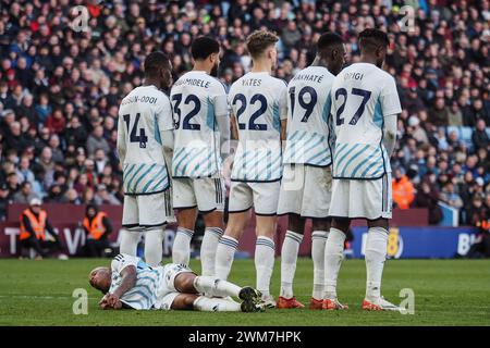 Birmingham, Regno Unito. 24 febbraio 2024. Birmingham, Inghilterra, 24 febbraio 2024: La foresta prepara il muro durante la partita di calcio di Premier League tra Aston Villa e Nottingham Forest al Villa Park di Birmingham, Inghilterra (Natalie Mincher/SPP) credito: SPP Sport Press Photo. /Alamy Live News Foto Stock