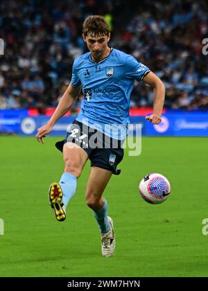 Parramatta, Australia. 24 febbraio 2024. Hayden Matthews della squadra del Sydney FC è visto in azione durante la partita del 18° turno della stagione A-League 2023/24 tra il Sydney FC e il Melbourne City FC tenutasi al CommBank Stadium. Punteggio finale; Sydney FC 1:1 Melbourne City FC. (Foto di Luis Veniegra/SOPA Images/Sipa USA) credito: SIPA USA/Alamy Live News Foto Stock