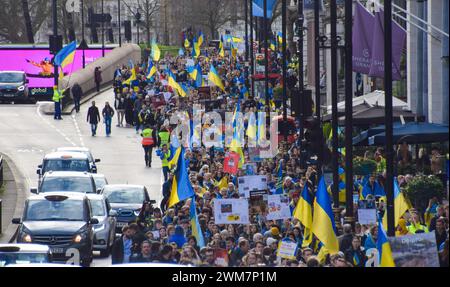 Londra, Regno Unito. 24 febbraio 2024. I manifestanti che detengono bandiere e cartelli ucraini a sostegno dell'Ucraina passano da Green Park durante la manifestazione. Migliaia di persone hanno marciato nel centro di Londra in solidarietà con l'Ucraina in occasione del secondo anniversario dell'attacco della Russia. Credito: SOPA Images Limited/Alamy Live News Foto Stock