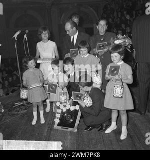 15 maggio 1964. Amsterdam, Paesi Bassi. La cantante belga Adamo ha presentato un disco d'oro alla sala concerti Concertgebouw di Amsterdam. Foto Stock