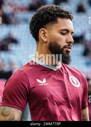 Birmingham, Regno Unito. 24 febbraio 2024. Birmingham, Inghilterra, 24 febbraio 2024: Douglas Luiz (6 Aston Villa) si riscalda durante la partita di calcio di Premier League tra Aston Villa e Nottingham Forest al Villa Park di Birmingham, Inghilterra (Natalie Mincher/SPP) credito: SPP Sport Press Photo. /Alamy Live News Foto Stock