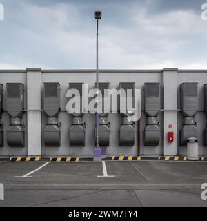 Sistema di ventilazione al livello del parcheggio sul tetto. Condotti d'aria in metallo montati verticalmente sulla parete. Foto Stock