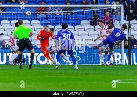 Cardiff, Regno Unito. 24 febbraio 2024. KION Etete di Cardiff City (9) segna il primo gol della sua squadra durante la partita del campionato EFL Skybet, Cardiff City contro Stoke City al Cardiff City Stadium di Cardiff, Galles, sabato 24 febbraio 2024. Questa immagine può essere utilizzata solo per scopi editoriali. Solo per uso editoriale, foto di Credit: Andrew Orchard Sports Photography/Alamy Live News Foto Stock