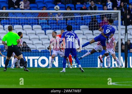 Cardiff, Regno Unito. 24 febbraio 2024. KION Etete di Cardiff City (9) segna il primo gol della sua squadra durante la partita del campionato EFL Skybet, Cardiff City contro Stoke City al Cardiff City Stadium di Cardiff, Galles, sabato 24 febbraio 2024. Questa immagine può essere utilizzata solo per scopi editoriali. Solo per uso editoriale, foto di Credit: Andrew Orchard Sports Photography/Alamy Live News Foto Stock