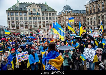 Amsterdam, Paesi Bassi. 24 febbraio 2024. Centinaia di manifestanti sono visti ascoltare i discorsi a sostegno dell’Ucraina durante la manifestazione. Perché oggi sono passati due anni da quando la Russia ha iniziato la sua guerra contro l'Ucraina, ad Amsterdam migliaia di cittadini e sostenitori ucraini sono andati a piedi dal Museumplein a Piazza Dam per ricordare alla società olandese che la guerra continua e che l'Ucraina ha bisogno di sostegno in tal senso. Oltre otto milioni di persone sono state costrette a lasciare l'Ucraina e altri cinque milioni sono stati sfollati interni. Credito: SOPA Images Limited/Alamy Live News Foto Stock