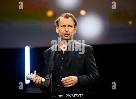Berlino, Germania. 24 febbraio 2024. Martin Gschlacht sul palco durante la cerimonia di premiazione al gala di chiusura al Berlinale Palast dopo aver vinto un Orso d'Argento nella categoria Outstanding Artistic Achievement per il suo lavoro fotografico nel film "The Devil's Bath". Il 74° Festival internazionale del cinema di Berlino si svolgerà dal 15 al 25 febbraio 2024. Crediti: Monika Skolimowska/dpa/Alamy Live News Foto Stock