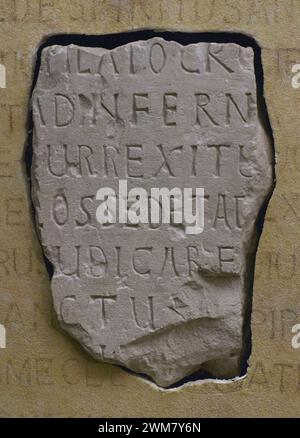 Frammento di credo epigrafico, con il testo del credo o simbolo degli apostoli. Calcare. vii secolo. Dal sito archeologico Vega Baja di Toledo. Museo dei consigli e della cultura visigoti. Toledo, Castiglia-la Mancha, Spagna. Foto Stock