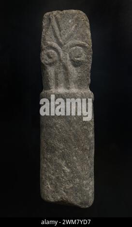 Colonna. Resti di un pozzo con collo e capitale con steli sormontati da volute. Marmo. vii secolo. Dal sito archeologico Vega Baja di Toledo, Spagna. Museo dei consigli e della cultura visigoti. Toledo, Castiglia-la Mancha, Spagna. Foto Stock