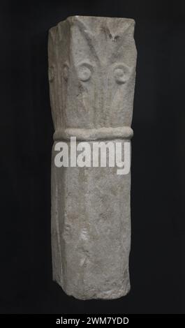 Colonna. Resti di un pozzo con collo e capitale con steli sormontati da volute. Marmo. vii secolo. Dal sito archeologico Vega Baja di Toledo, Spagna. Museo dei consigli e della cultura visigoti. Toledo, Castiglia-la Mancha, Spagna. Foto Stock