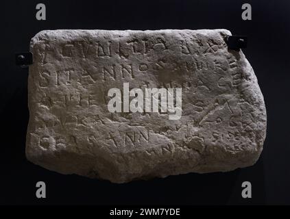 Tombstone. Lastra con un'iscrizione latina, riutilizzata nel periodo visigoto per incidere un'epigrafe funeraria di Gudiltia, una donna che visse per 18 anni. Calcare. 635-636 AD. Da Polán, provincia di Toledo, Spagna. Museo dei consigli e della cultura visigoti. Toledo, Castiglia-la Mancha, Spagna. Foto Stock