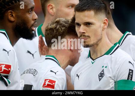 Moenchengladbach, Germania 1. Fussball Bundesliga, 23.Spieltag, Borussia Moenchengladbach: VFL Bochum 5:2 24. 02. 2024 im Borussia Park a Moenchengladbach Julian WEIGL (MG) re.- nach Seinem Treffer foto: Norbert Schmidt, Duesseldorf Foto Stock