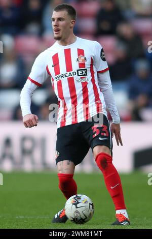 Sunderland sabato 24 febbraio 2024. Leo Hjelde di Sunderland durante la partita del Campionato Sky Bet tra Sunderland e Swansea City allo Stadio della luce di Sunderland sabato 24 febbraio 2024. (Foto: Michael driver | mi News) crediti: MI News & Sport /Alamy Live News Foto Stock