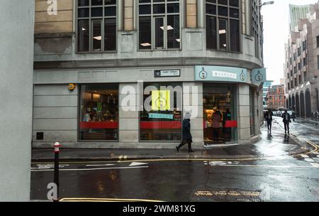 Viaggi a Londra . I pedoni e i pendolari sono stati colti da una pioggia all'angolo tra Hart Street, Londra, EC3, Gran Bretagna. 2024 Foto Stock