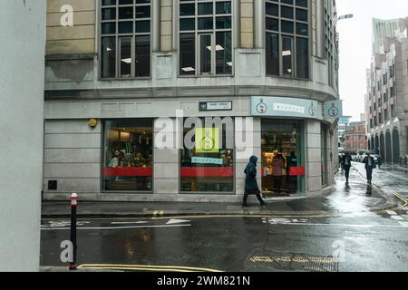 Viaggi a Londra . I pedoni e i pendolari sono stati colti da una pioggia all'angolo tra Hart Street, Londra, EC3, Gran Bretagna. 2024 Foto Stock