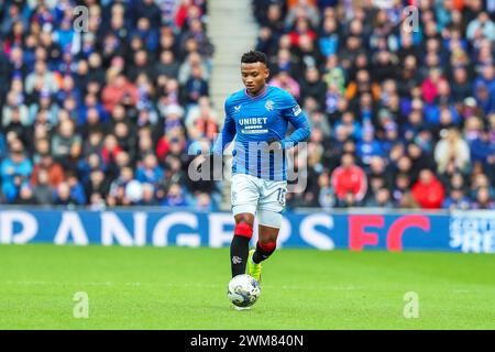 Glasgow, Regno Unito. 24 febbraio 2024. I Rangers FC giocarono il cuore del Midlothian FC in una partita della Scottish Premiership all'Ibrox Stadium di Glasgow, Scozia, Regno Unito. A questo punto i Rangers sono al primo posto in campionato e a 2 punti dai loro rivali più vicini, il Celtic. I cuori sono al terzo posto, quindi questa è una partita importante per entrambe le squadre. Crediti: Findlay/Alamy Live News Foto Stock