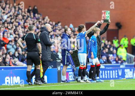 Glasgow, Regno Unito. 24 febbraio 2024. I Rangers FC giocarono il cuore del Midlothian FC in una partita della Scottish Premiership all'Ibrox Stadium di Glasgow, Scozia, Regno Unito. A questo punto i Rangers sono al primo posto in campionato e a 2 punti dai loro rivali più vicini, il Celtic. I cuori sono al terzo posto, quindi questa è una partita importante per entrambe le squadre. Crediti: Findlay/Alamy Live News Foto Stock