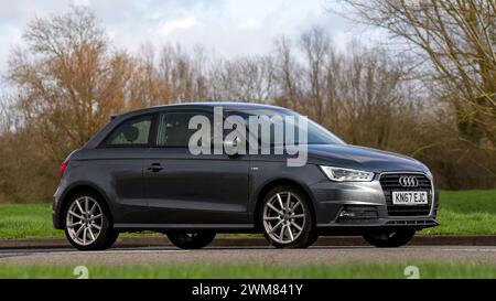 Milton Keynes, UK-23 febbraio 2024: 2017 Audi A1 grigia che guida su una strada inglese Foto Stock