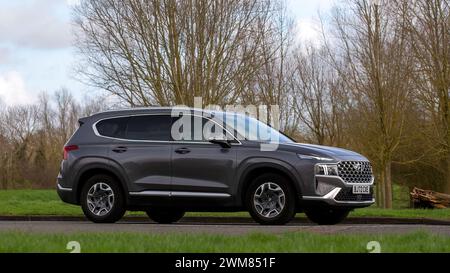 Milton Keynes, UK-23 febbraio 2024: Auto elettrica ibrida Hyundai Santa Fe che guida su una strada inglese Foto Stock