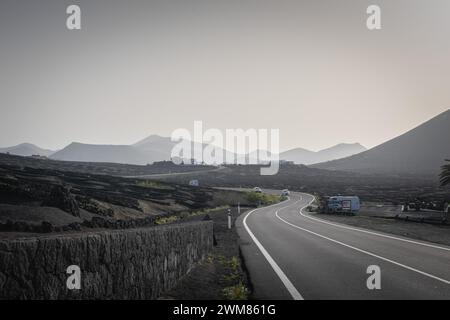 Strada vuota attraverso il vigneto vulcanico di Lanzarote Foto Stock