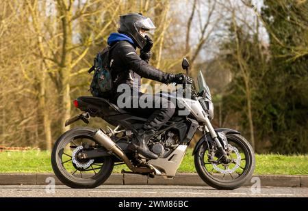 Milton Keynes, UK-23 febbraio 2024: Moto Honda CB 125R su strada inglese Foto Stock