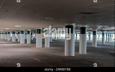 Detroit, Michigan - i pilastri nel garage del parcheggio reggono l'edificio all'Icon. Foto Stock