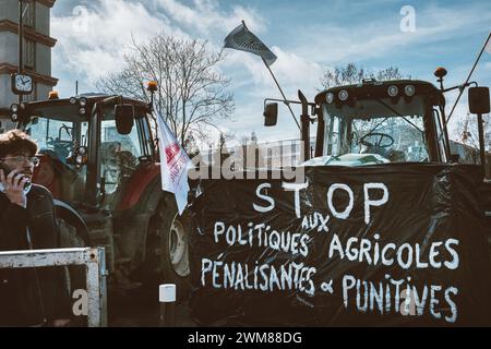 Olivier Donnars/le Pictorium - Salone Internazionale dell'Agricoltura - 24/02/2024 - Francia/Parigi 15° distretto (15° arrondissement di Parigi) - Un convoglio di trattori Rurale coordinati allestito fuori dal centro espositivo porte de Versailles, dove si tiene il Salon de l'Agriculture. Crediti: LE PICTORIUM/Alamy Live News Foto Stock