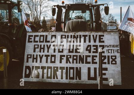 © Olivier Donnars/le Pictorium/MAXPPP - Parigi 15 24/02/2024 Olivier Donnars/le Pictorium - 24/02/2024 - Francia/Parigi 15 - un convoi de tracteurs de la Coordination rurale s'est installe devant le parc des Expositons de la porte de Versailles ou se tient le Salon de l'Agriculture. - Valeurs ACtuelles Out, RUSSIA OUT, NO RUSSIA #norussia, no jdd, jdd out/24/02/2024 - Francia/Parigi 15° distretto (15° arrondissement di Parigi) - Un convoglio di trattori di coordinazione rurale allestito fuori dal centro espositivo porte de Versailles, dove si tiene il Salon de l'Agriculture. Foto Stock