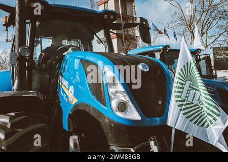 © Olivier Donnars/le Pictorium/MAXPPP - Parigi 15 24/02/2024 Olivier Donnars/le Pictorium - 24/02/2024 - Francia/Parigi 15 - un convoi de tracteurs de la Coordination rurale s'est installe devant le parc des Expositons de la porte de Versailles ou se tient le Salon de l'Agriculture. - Valeurs ACtuelles Out, RUSSIA OUT, NO RUSSIA #norussia, no jdd, jdd out/24/02/2024 - Francia/Parigi 15° distretto (15° arrondissement di Parigi) - Un convoglio di trattori di coordinazione rurale allestito fuori dal centro espositivo porte de Versailles, dove si tiene il Salon de l'Agriculture. Foto Stock