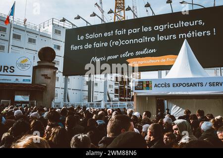 © Olivier Donnars/le Pictorium/MAXPPP - Parigi 15 24/02/2024 Olivier Donnars/le Pictorium - 24/02/2024 - Francia/Parigi 15 - le Salon International de l'agriculture a ouvert ses portes en retard a cause des heurts qui ont eclate sur Place lors de la Venue d'Emmanuel Macron. - Valeurs ACtuelles Out, RUSSIA OUT, NO RUSSIA #norussia, no jdd, jdd out/24/02/2024 - Francia/Parigi 15° distretto (15° arrondissement di Parigi) - il Salon International de l'agriculture è stato aperto tardi a causa degli scontri scoppiati quando c'era Emmanuel Macron. Crediti: MAXPPP/Alamy Live News Foto Stock